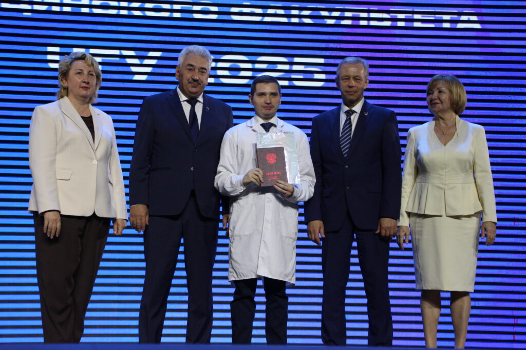Торжественная церемония вручения диплома врача - выпускника медицинского факультета ЧГУ 2025 (Фоторепортаж)